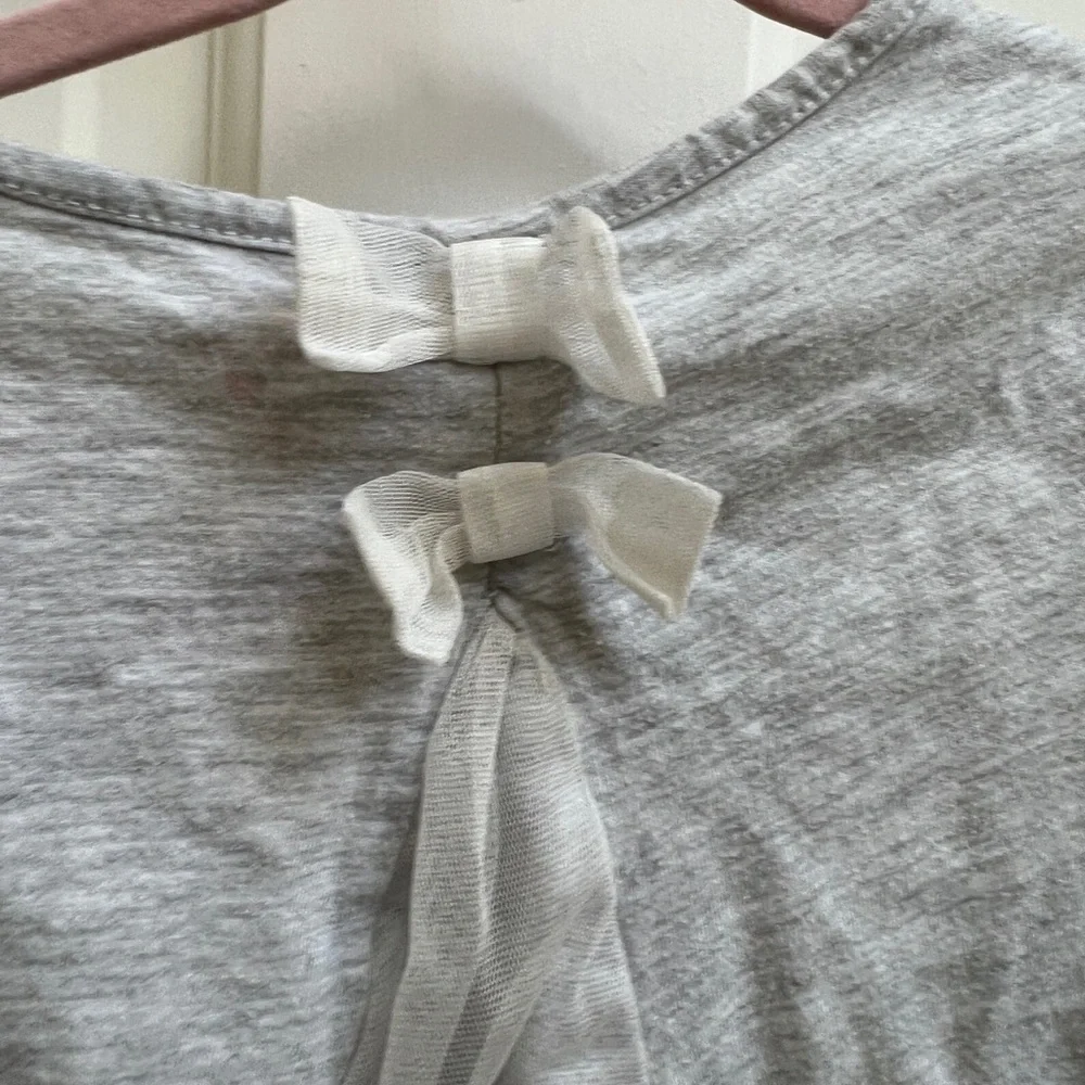 Jillian’s Closet 2T Gray and White Long Sleeve Girls High Low Decorative Blouse